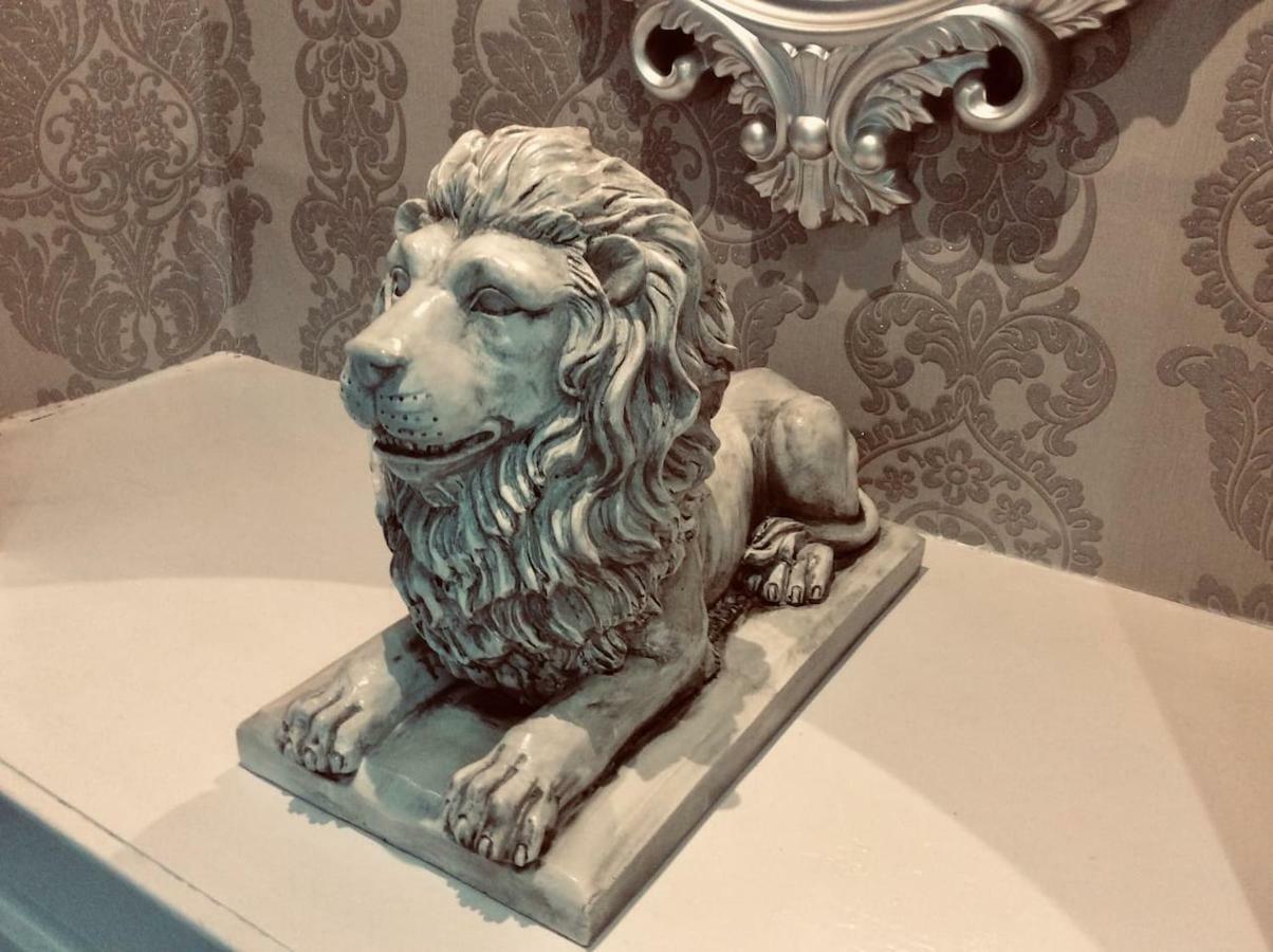 The Lion's Den On Royal Street Apartment