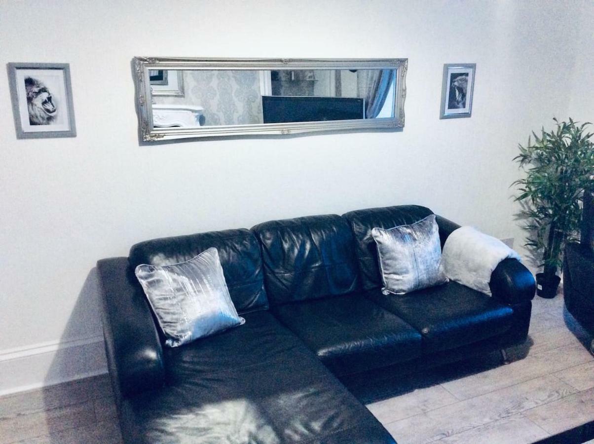 The Lion's Den On Royal Street Gourock